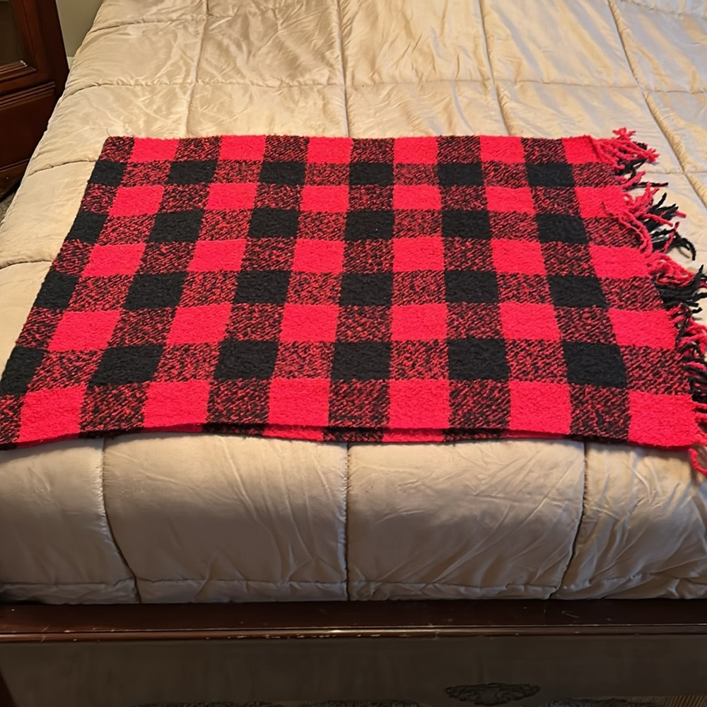 Buffalo plaid cape/scarf. Red/Black with fringe, excellent condition - Picture 6 of 6